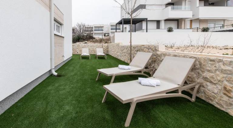 Holiday apartment with pool & patio — photo 3