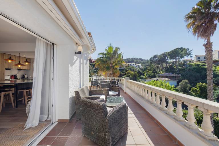 Villa with Pool, Sea Views, and Close to the Beach — photo 3
