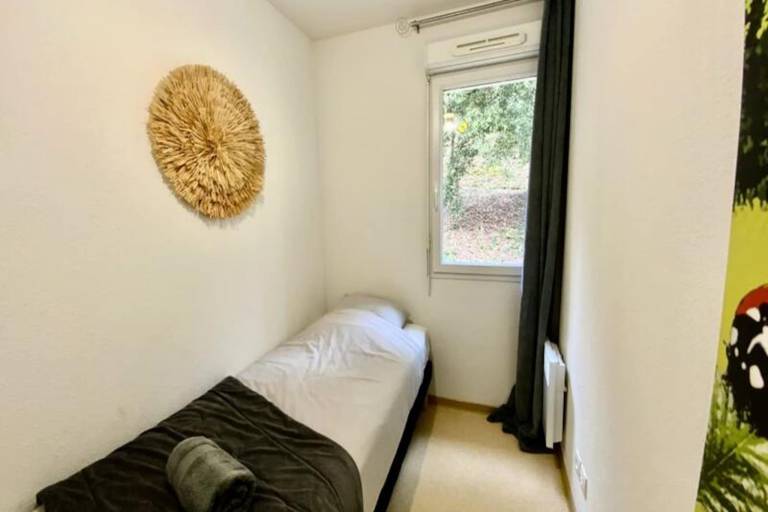 Holiday apartment with terrace, yard & pool | Pets allowed — photo 5