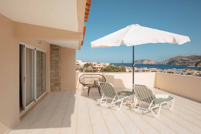 Rental apartment with garden, fast internet & terrace | Beach view | Perfect for remote work in Heraklion