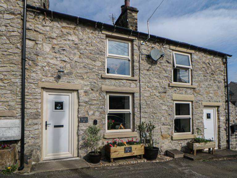 Cottage with garden — photo 2