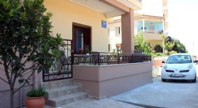 Fully equipped wonderful apartment with patio & yard | Perfect for remote work | Dogs allowed in Chania
