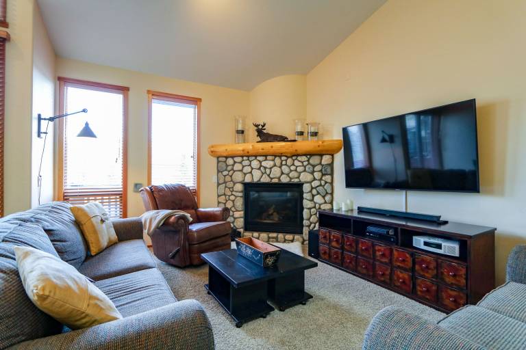 Fully equipped condo with hot tub, patio & sauna | Pet-friendly in Mammoth Lakes, CA