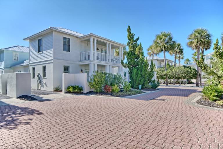 Burkes Beach Bungalow-Rosemary 80 steps to beach - PET FRIENDLY — photo 2