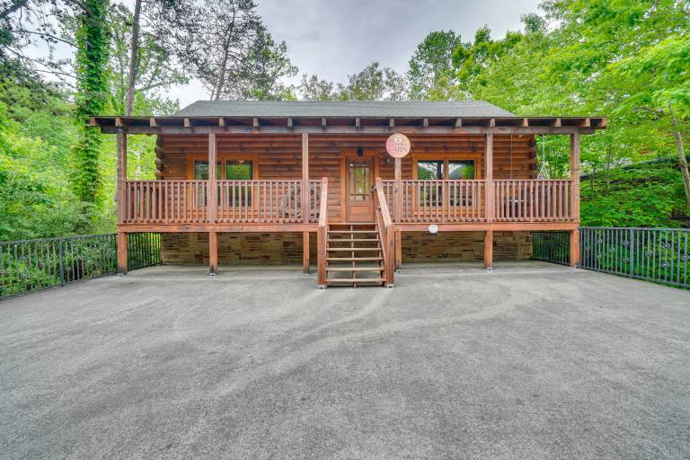 Pigeon Forge Cabin w/ Pool Table & Deck Near Town! — photo 3