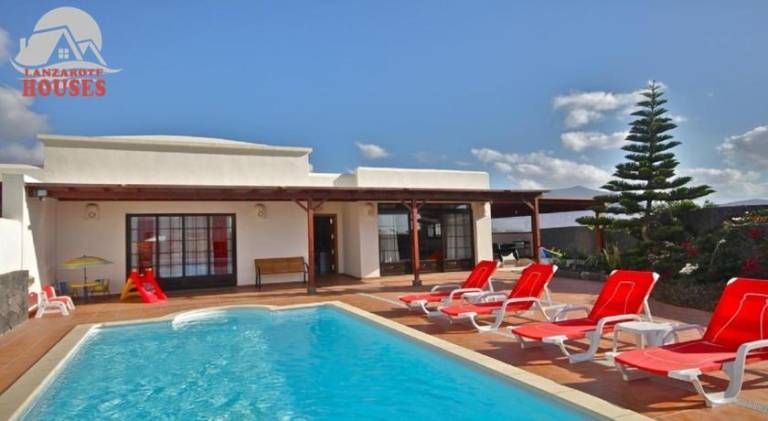Villa with pool in Yaiza