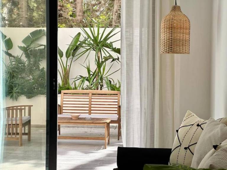 Opal Apartment am See mit sonniger Terrasse