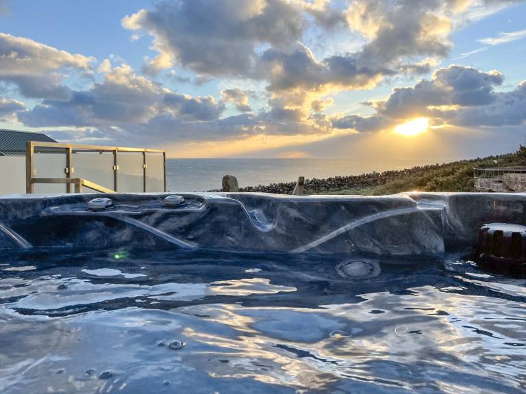 Family-friendly cottage with hot tub & garden | Sea view | Pets allowed — photo 3