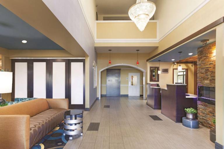 La Quinta Inn & Suites by Wyndham Elizabethtown — photo 2