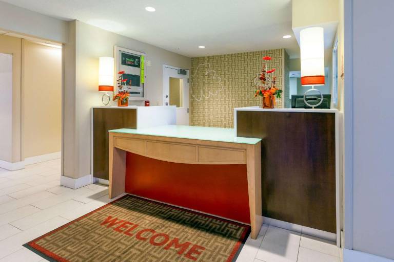 MainStay Suites Detroit Farmington Hills — photo 2