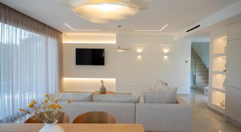 Fully equipped villa with patio, yard & private pool | Pet-friendly — photo 4