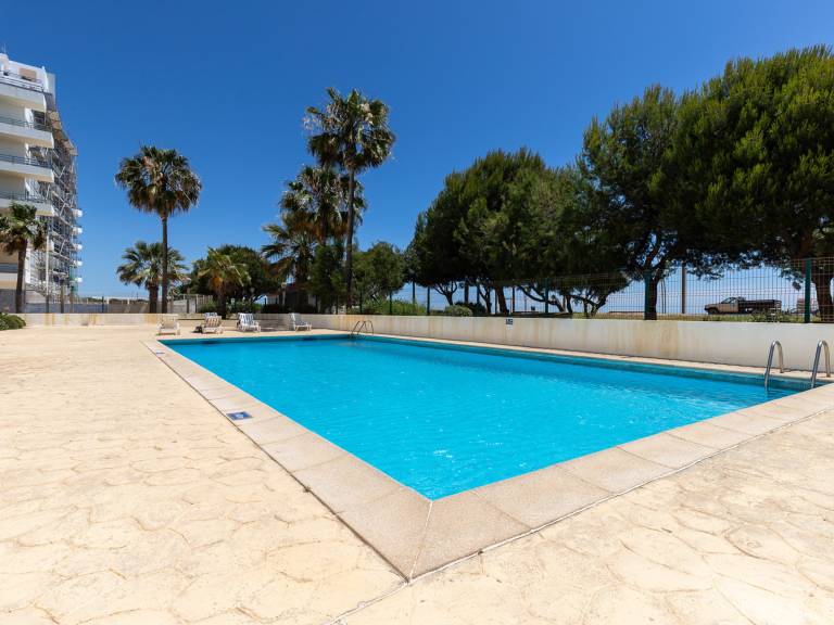 2-Bedroom Beachfront Apartment, Quarteira — photo 2