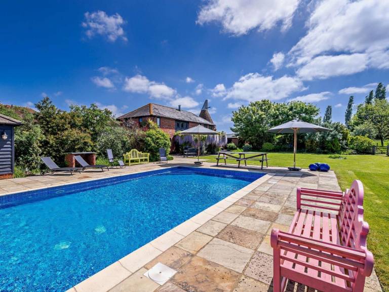 Cottage with hot tub, yard & pool — photo 4