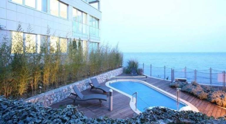 Apartment with hot tub & pool — photo 5