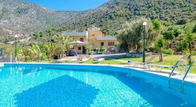 Villa with yard, private pool & patio in Rethymno