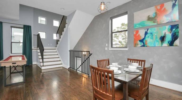 Skyline Views - Sleeps 10 Home Near Downtown — photo 4