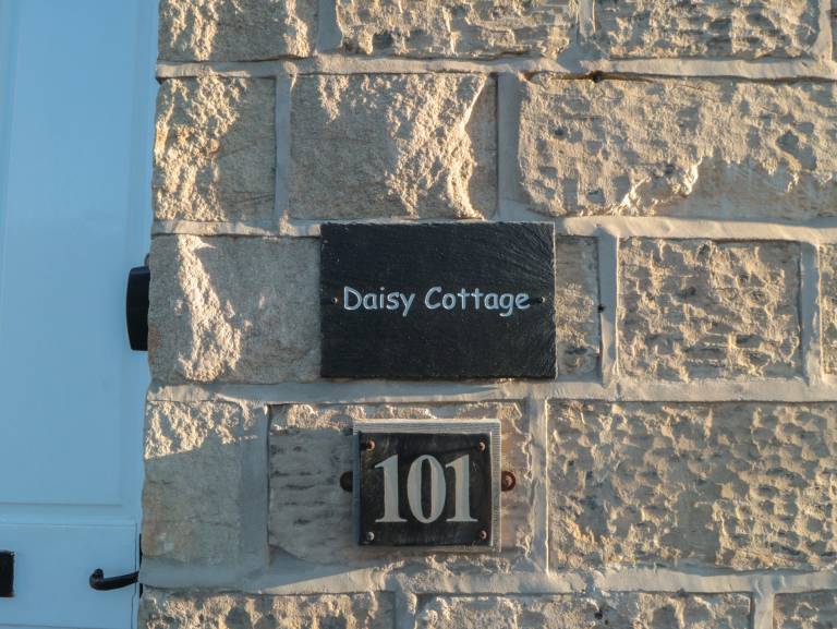 Cottage with yard — photo 2