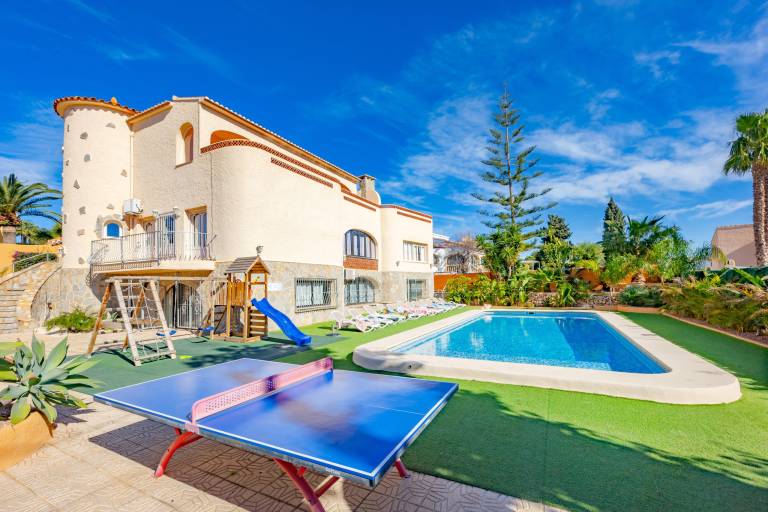 Fully equipped villa with terrace, garden & private pool | Pets are welcome in Alicante