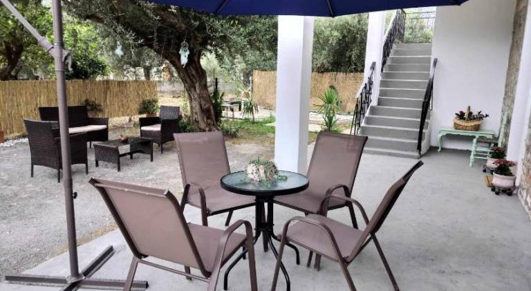 Rental apartment with garden in East Mani
