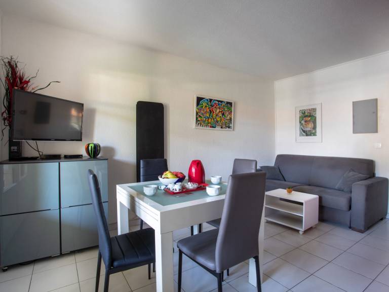 Apartment with terrace, yard & pool | Dogs allowed — photo 2