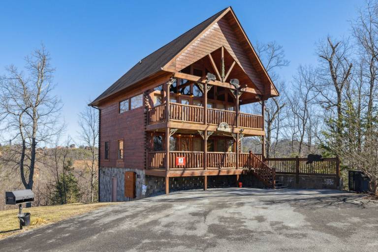 Cabin with barbeque, jacuzzi & pool | Mountain view in Pigeon Forge, TN