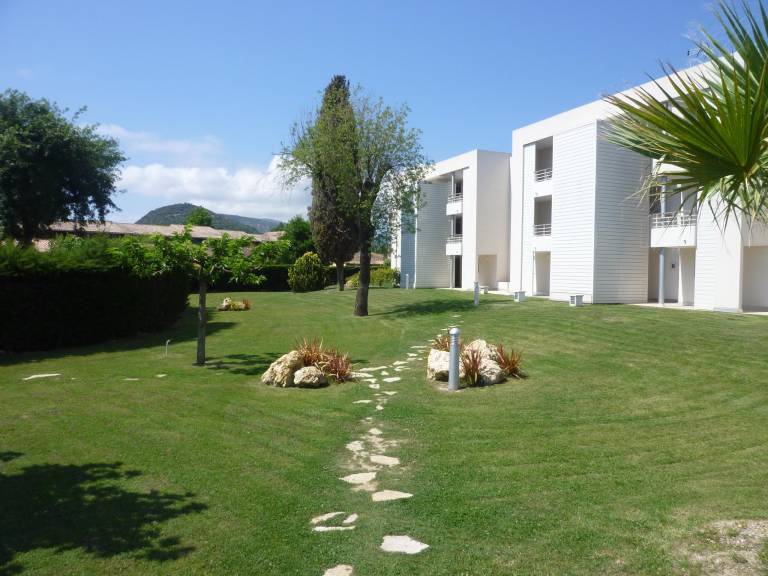 Luxurious two bedroom garden apartment with stunning Cannes Marina views — photo 4