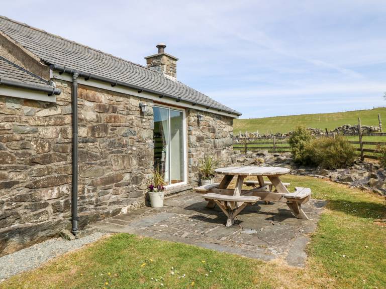 Cottage with yard — photo 2