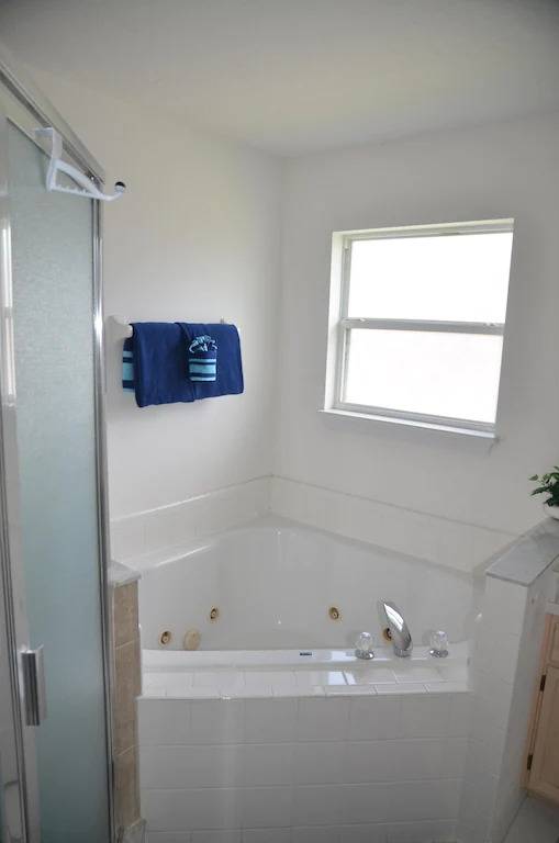 Family-oriented charming villa with grill, hot tub & private pool | Lake view | Dogs allowed — photo 3