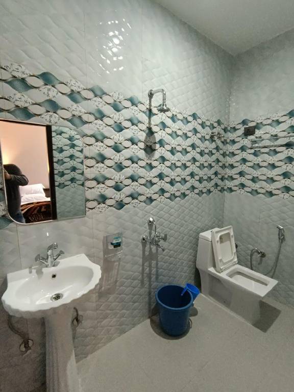 CHEERFUL 3 BEDROOM WID TERRACE, KITCHEN &PARKING — photo 2