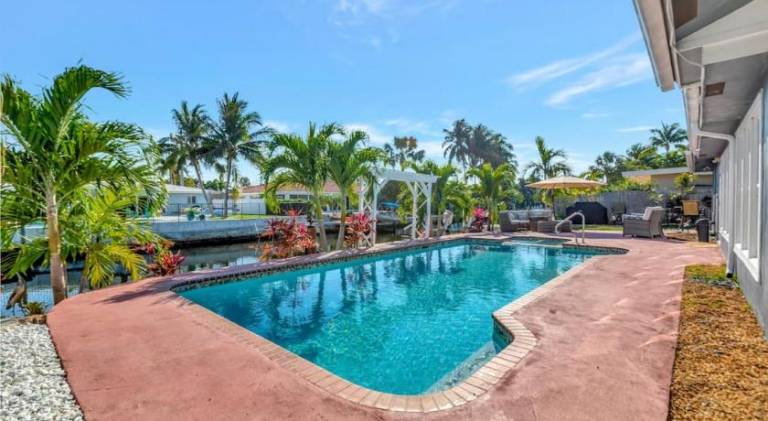 Vacation home with pool & hot tub — photo 4
