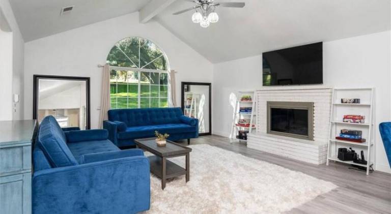 Ample vacation home with hot tub | Dogs allowed — photo 3