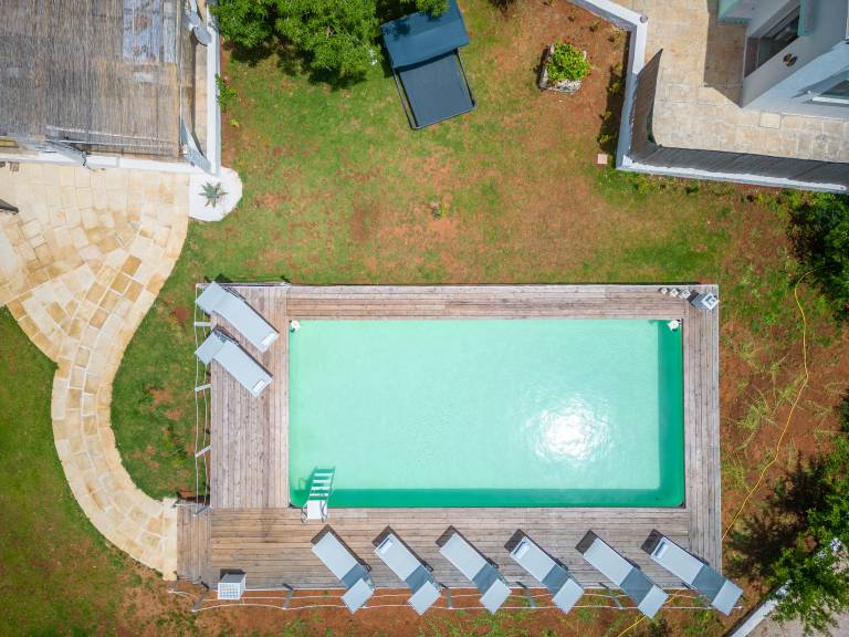 Rental apartment with yard, BBQ & pool — photo 3
