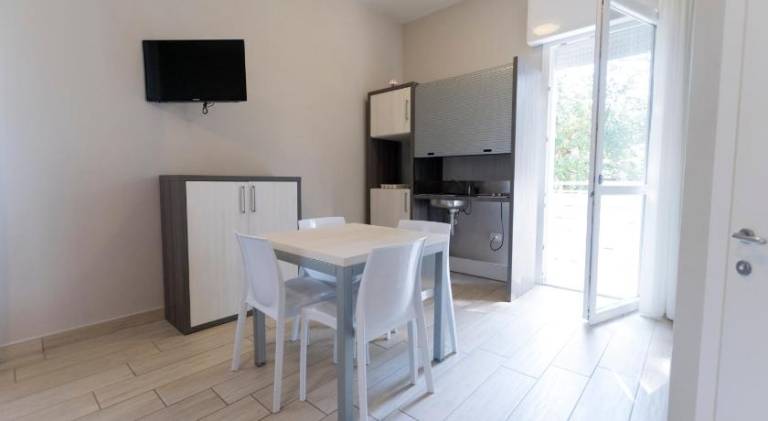 Serviced apartment with garden & pool — photo 2