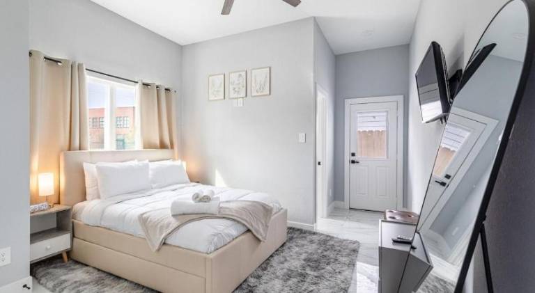 10 Mins from NRG 3BR 3BA — photo 2