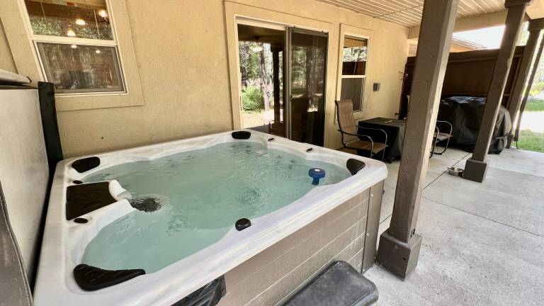 Grandma's Hideaway - walk to downtown, private hot tub, pet friendly with patio — photo 5