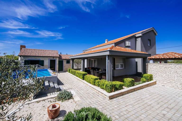 Villa with garden, barbeque & pool — photo 5