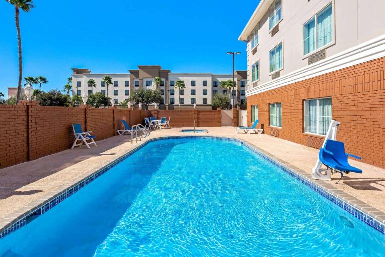 La Quinta Inn & Suites by Wyndham Pharr North McAllen — photo 2