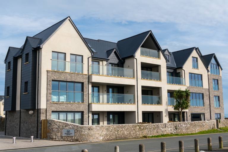 Family-oriented holiday apartment with jacuzzi & terrace | Sea view | Beach nearby | Pets are welcome in Tenby
