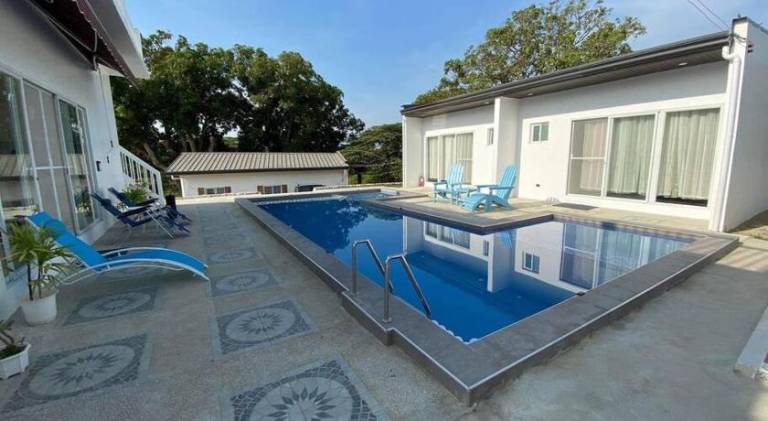 Villa with pool | Dogs allowed in Calatagan