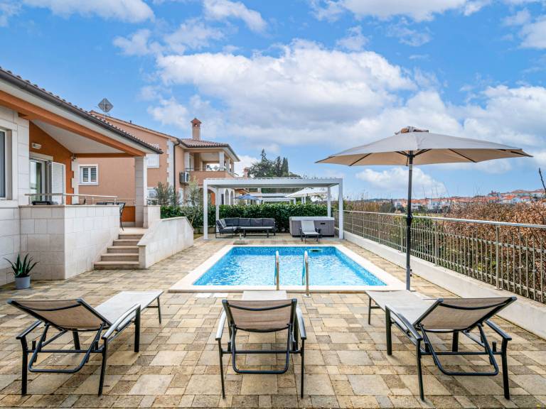 Big house with patio, garden & private pool | Pet-friendly in Pula