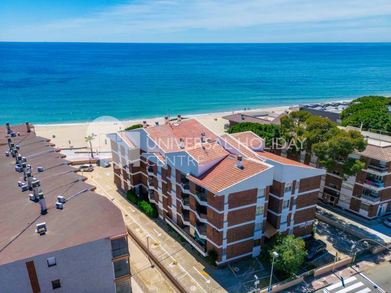 Apartment with yard & patio | Beach nearby | Dogs allowed — photo 4