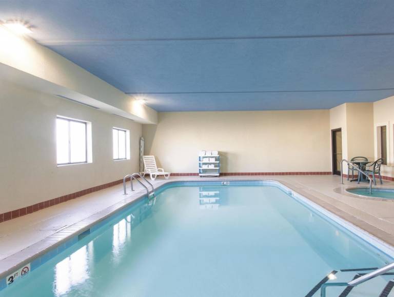 La Quinta Inn & Suites by Wyndham Elizabethtown — photo 5