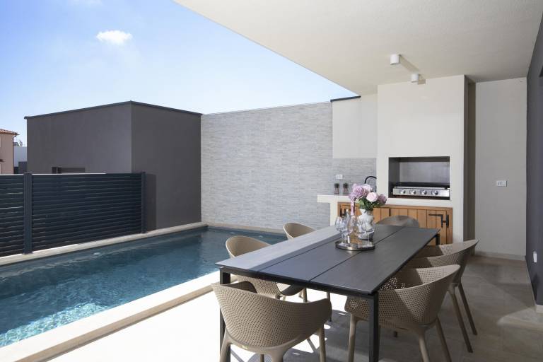 Children-friendly villa with barbecue, terrace & private pool | Garden view | Pets allowed — photo 4