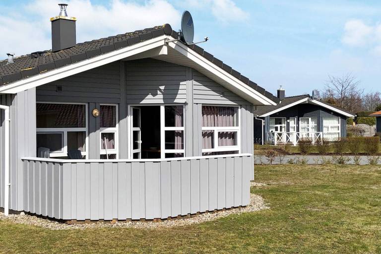 Vacation home with sauna, yard & grill | Next to the beach | Pets are welcome — photo 3