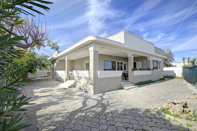 Family-friendly vacation home with barbeque & yard | Next to the beach | Pet-friendly — photo 3