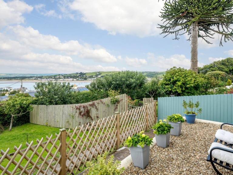 Cottage with yard | Water view — photo 2