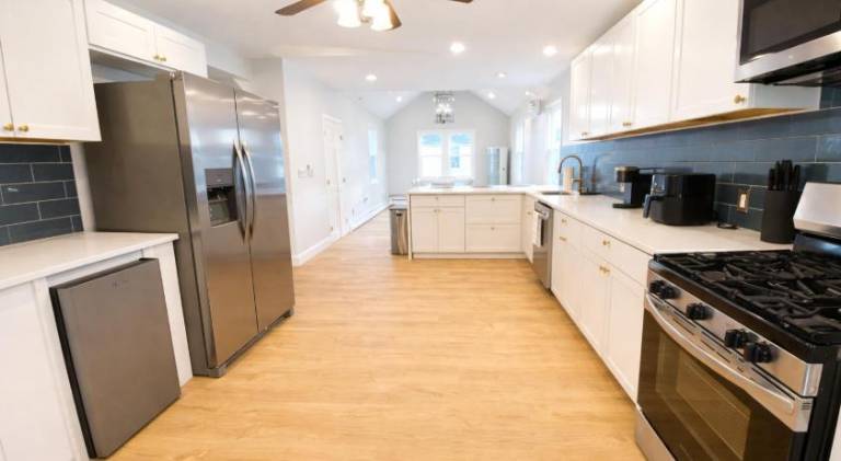 Spacious Beach House for 12 - 10-Min Walk to Beach - Family-Friendly Coastal Retreat — photo 3