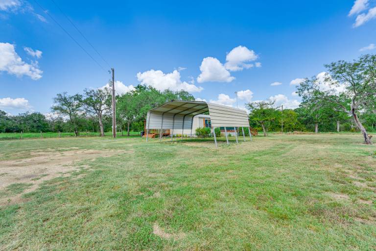 Trails, Creek & Wildlife: Country Harwood Retreat in Gonzales, TX