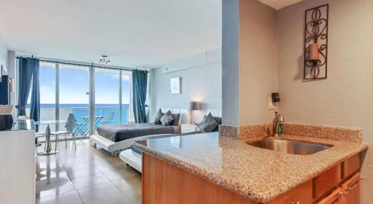 Castle 828 Oceanfront view with balcony, pool, tennis, beach access and free parking! — photo 4