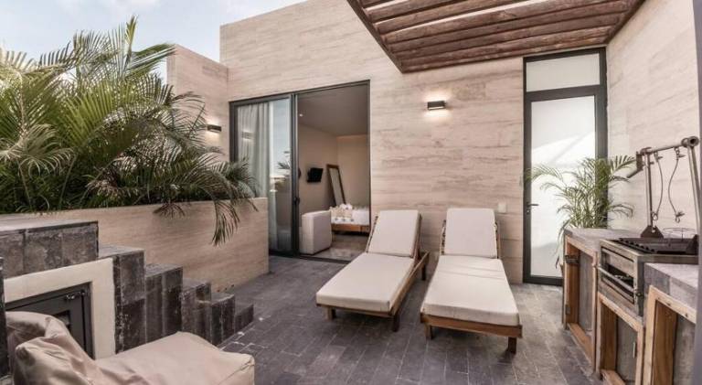 Villa with pool — photo 5